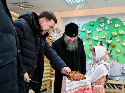 Евгений Куйвашев в Крещение Господне вместе с жителями Верхотурья посетил святочную ярмарку и познакомился с изделиями местных мастеров