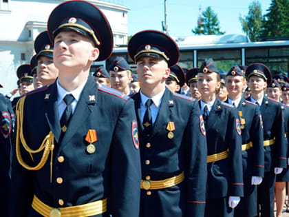 "От ваших действий зависят судьбы людей": в Екатеринбурге вручили дипломы будущим силовикам