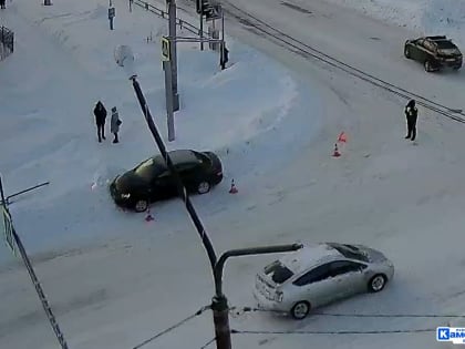 По знакам три полосы, по факту — две. На перекрестке Каменска-Уральского водитель ехал по правилам, но внезапно угодил в сугроб