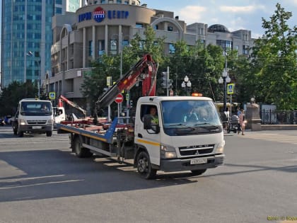 На Фурманова автомобили въехали в открытые рабочими люки