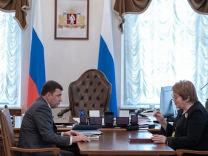 Татьяна Мерзлякова представила Евгению Куйвашеву доклад уполномоченного с итогами работы в 2022 году