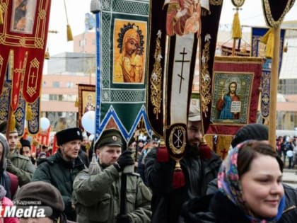 Сегодня в главе Крестного  хода рядом с митрополитом шел космонавт  Олег Артемьев