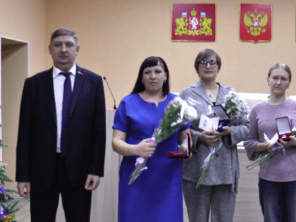 Многодетных мам Тавды наградили знаком отличия «Материнская доблесть»