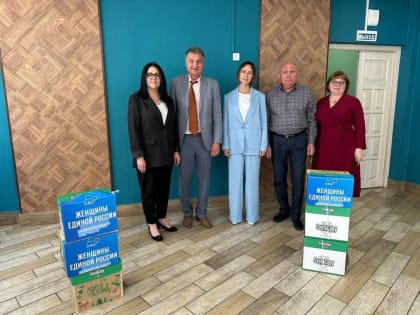 Активистки «Женского движения Единой России» передали канцтовары Центру социальной помощи «Отрада»