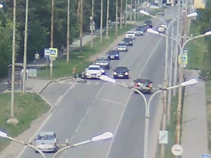 На пешеходном переходе в Каменске-Уральском едва не сбили мужчину с коляской