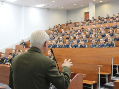 Урок мужества для личного состава института