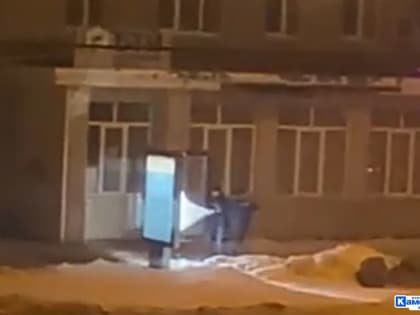 Запинали ногами. Ночью в Каменске-Уральском вандалы разбили рекламный щит