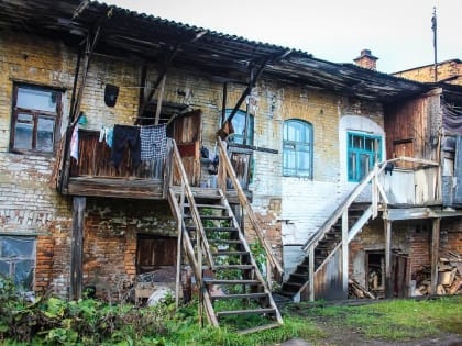 Президент страны Владимир Путин сообщил о продлении федеральной программы по расселению ветхого и аварийного жилья.