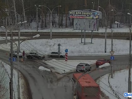 Водитель повернул не с той полосы. ДТП в Каменске-Уральском