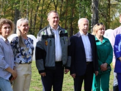 Вячеслав Погудин принял участие в посадке деревьев в Нижнем Тагиле