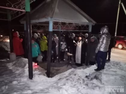 С верой в чудодейственную силу. В Артемовском жители запасают святую воду