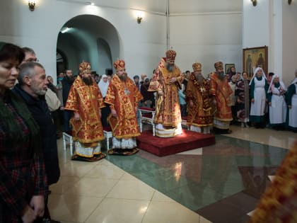 Епископ Феодосий и сонм архиереев совершили Божественную Литургию в Никольском кафедральном соборе г. Искитима