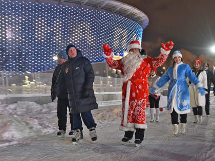 Фоторепортаж: рядом со стадионом «Екатеринбург Арена» открыли каток