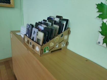 Больше половины родителей выступили против запрета телефонов в школах