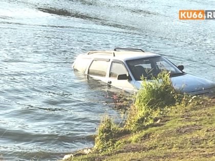«Водное» происшествие: водитель на легковушке заехал задом в реку у висячего моста со стороны поселка Ленинского в Каменске-Уральском