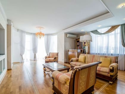 Шестикомнатная квартира с панорамными окнами выставлена на продажу за 95 миллионов рублей