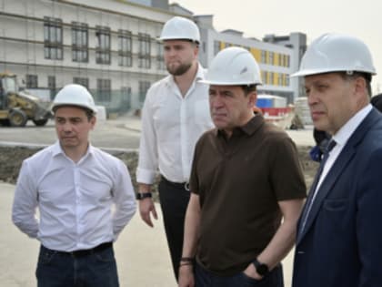 Евгений Куйвашев проверил темпы строительства новой школы в Косулино