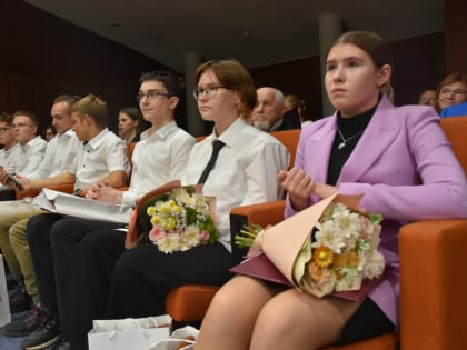 Павел Креков по поручению губернатора Евгения Куйвашева вручил премии лучшим школьникам Свердловской области и их педагогам