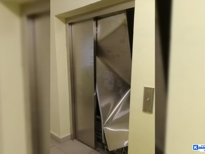 В Каменске-Уральском пьяная компания застряла в лифте и выломала двери. Платить будут жильцы дома