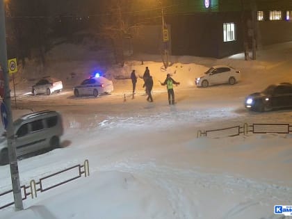 Снегопад вызвал дорожный коллапс в Каменске-Уральском: на одной из улиц встали сразу четыре фуры. ГИБДД пришлось перекрыть участок дороги