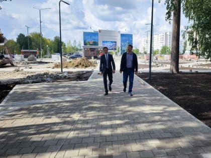 Алексей Свалов проверил ход реконструкции сквера в Верхней Пышме