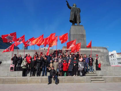 В Екатеринбурге прошли массовые автопробег и митинг в честь дня рождения В.И.Ленина