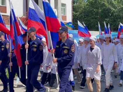 Будущие медики, спасатели и волонтеры Красного Креста выстроились в цвет триколора