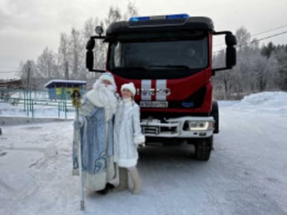 Силовики устроили новогодние ёлки для детей