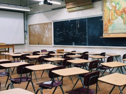 Учителю начальной школы запретили работу из-за неприличных фото и предложений интимных услуг