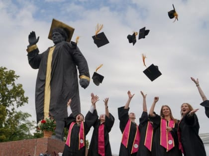 В Екатеринбурге на площади Кирова перед УрФУ 6 тысяч выпускников получили дипломы