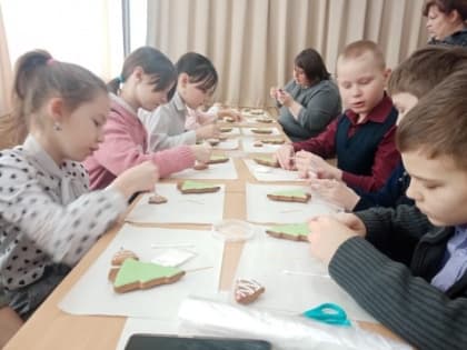 В Кедровской библиотеке прошло занятие по росписи пряников