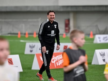 Звезды футбола сыграли товарищеский матч со свердловскими школьниками