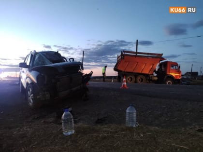 Под Каменском-Уральским столкнулись кроссовер и КАМАЗ. Есть пострадавшие