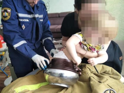 В Ивановской области годовалая девочка застряла в казане