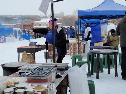 В Каменске-Уральском отмечают Масленицу