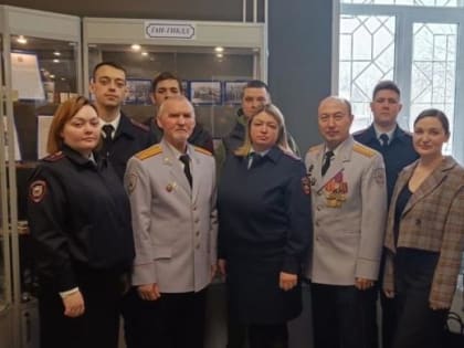 В канун 23 февраля ветераны полиции Верхней Пышмы вместе со стажерами побывали в музее