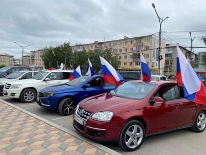 В Каменске-Уральском по городу прокатилась колонна с флагами России