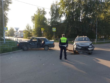 В Нижнем Тагиле семья попала в ДТП по дороге за покупками – двое пострадавших