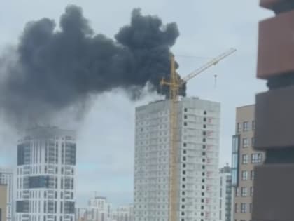 В Академическом районе Екатеринбурга загорелась строящаяся 25-этажка