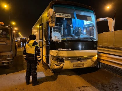 На Урале неуправляемый автобус с 51 пассажиром протаранил три машины