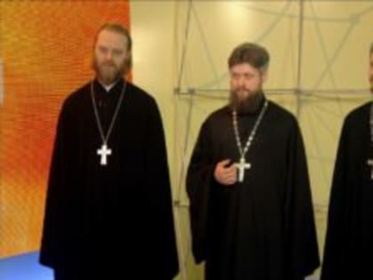 «Поющие батюшки»: гостями студии телеканала «Россия-1» стали участники епархиального хора духовенства