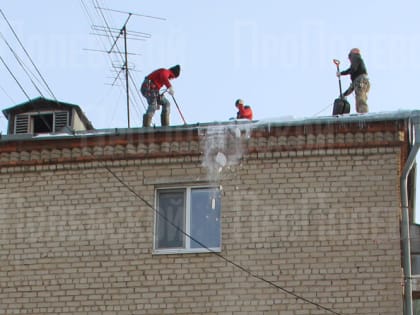 Управляющим компаниям напомнили об обязанности своевременно ликвидировать у жилых домов наледи и чистить крыши от сосулек