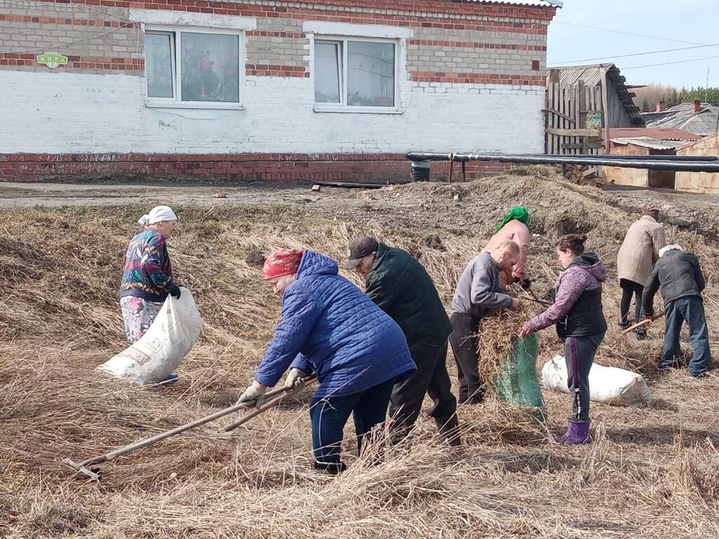 С сел труда. Жители вышли на субботник. Свой труд село. Ассоциации с субботником.