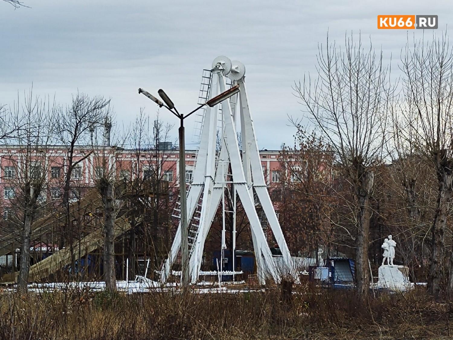 Колесо обозрения каменск. Колесо обозрения Каменск Уральский. Парк УАЗА Каменск-Уральский колесо обозрения. Парк космос Каменск-Уральский. Парк космос Каменск-Уральский аттракционы.