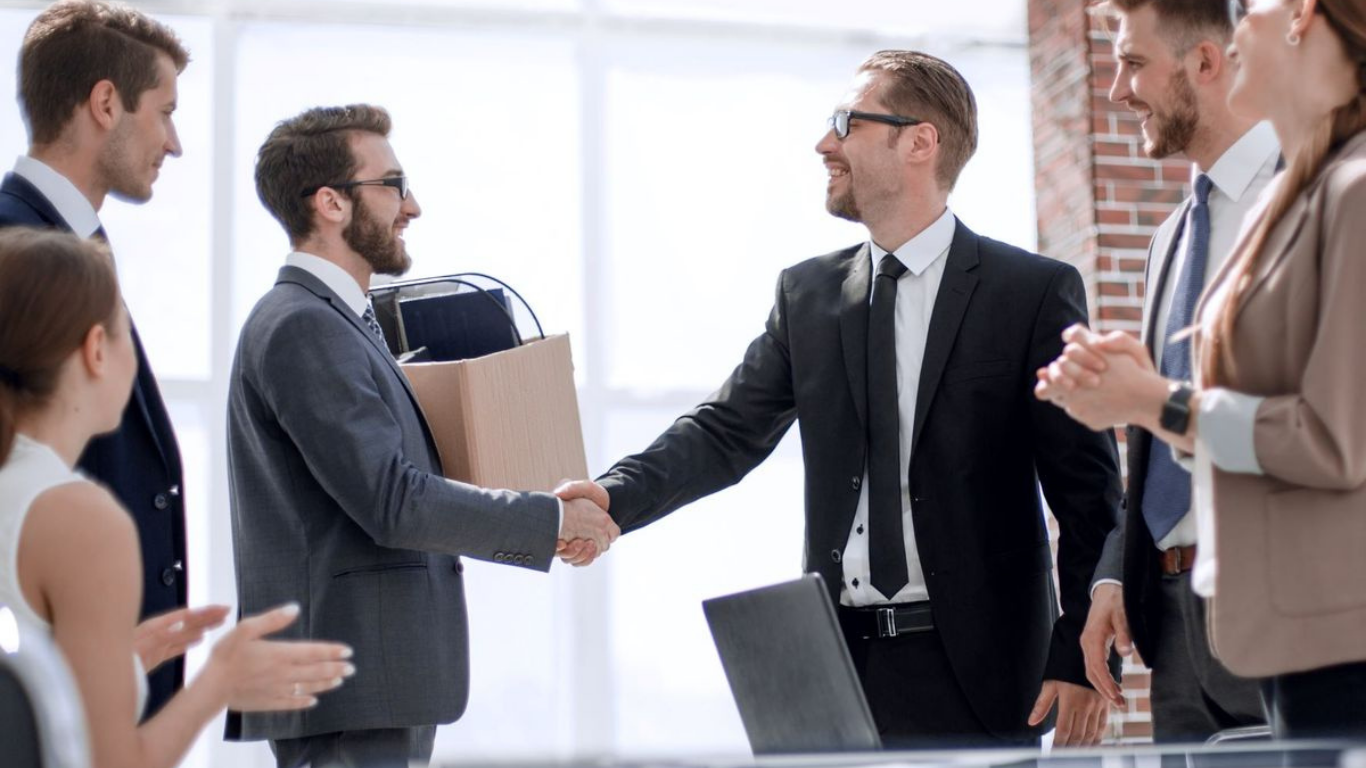  Doanh nghiệp nên ưu tiên thương lượng thay vì đơn phương sa thải nhân sự 