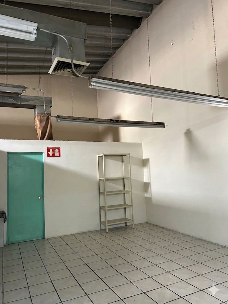 0230-CLV - LOCAL COMERCIAL EN ZONA DE ALTO FLUJO COMERCIAL, COLONIA LA PERLA - Miniatura 2