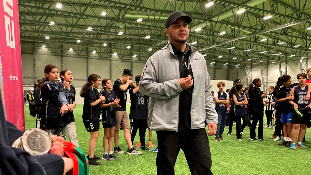 SWE3:s skolambassadör Carlos Barillas sprider rörelseglädje bland barn och unga - SWE3 thumbnail