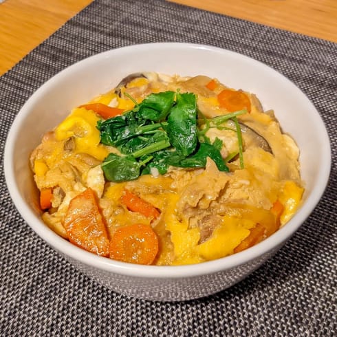 写真：鶏肉の卵とじ丼