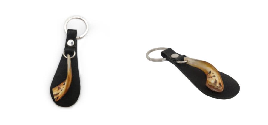 מחזיק מפתחות עם שופר אמיתי קטן Keychain with a genuine small shofar