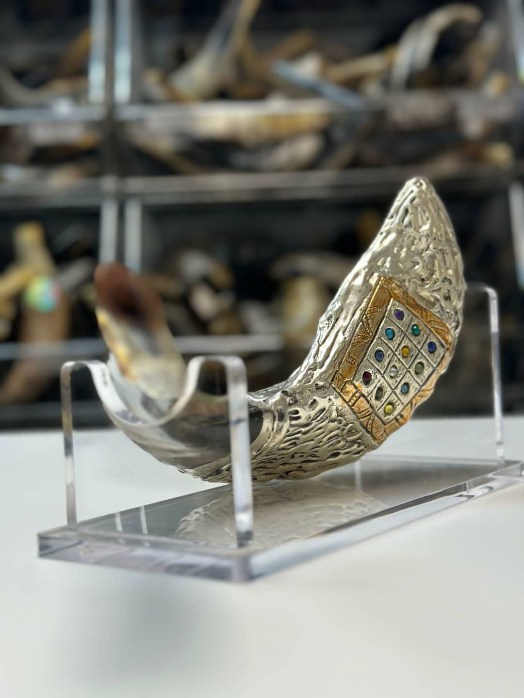מעמד לשופר מפרספקס 26 ס"מ Shofar Stand - תמונה ממוזערת 3